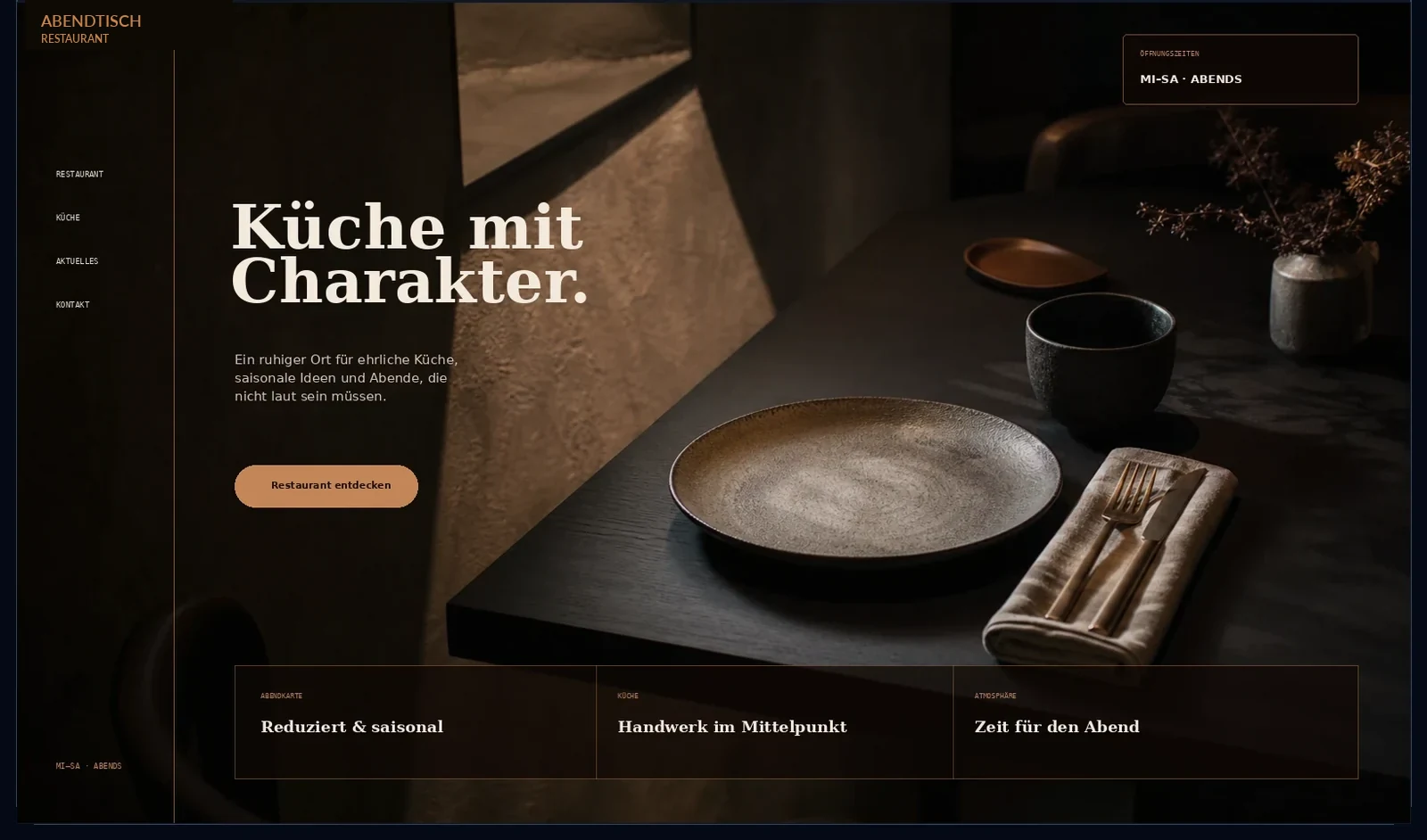 Abendtisch: dunkler Restaurantauftritt mit vollflächigem Bild, vertikaler Navigation und Editorial-Typografie.
